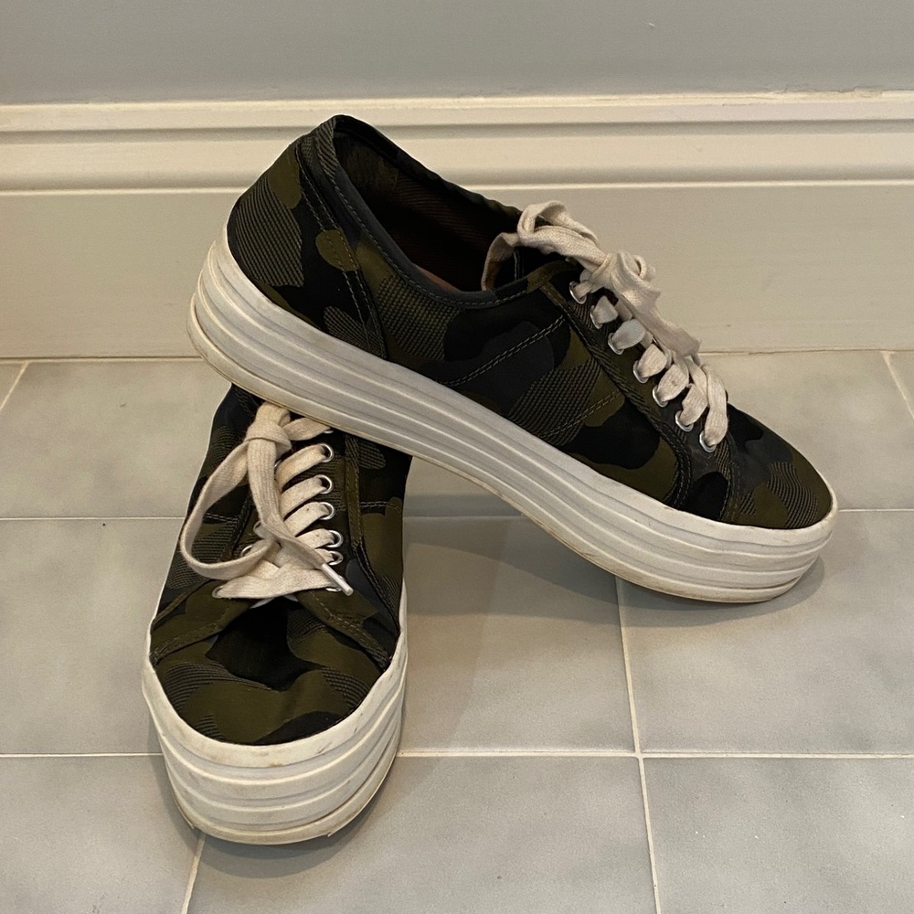 GIANNI BINI Womens Green Camouflage Print LaceUp Platform Sneakers Shoes Size 9M - Picture 2 of 11